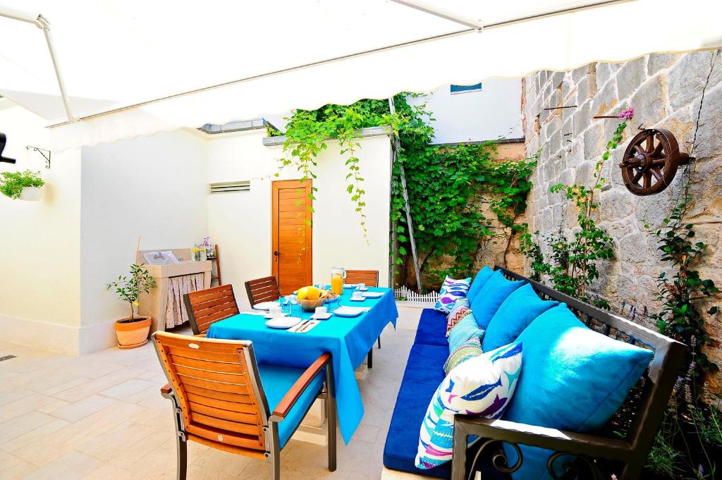 斯普利特Luxury Apartment Dvor的庭院配有蓝色的桌椅