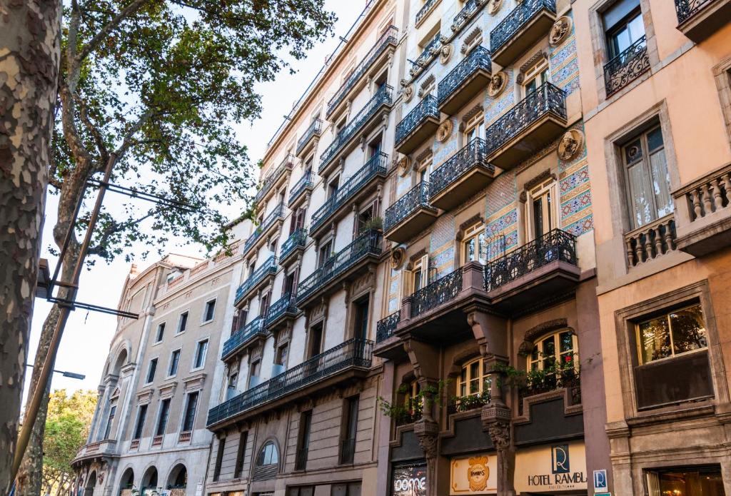 巴塞罗那兰布拉斯酒店的街道上一排带阳台的建筑