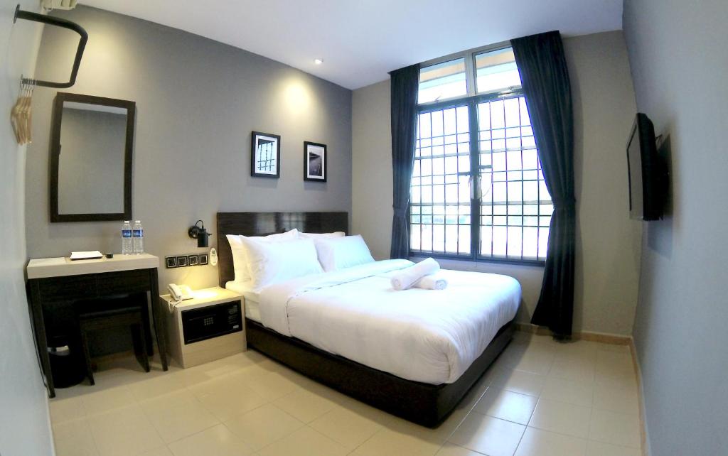 新邦安拨新邦安拔@JV酒店的一间卧室设有一张大床和一个窗户。