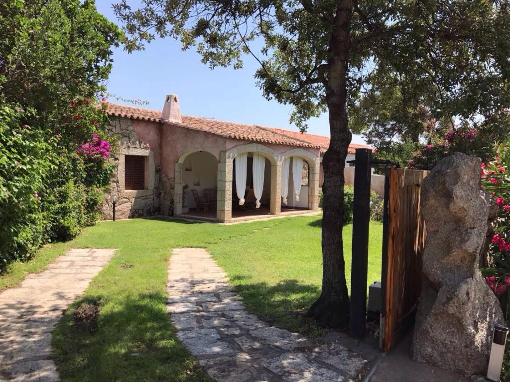 阿比亚多利Villa La Quercia - Capriccioli的享有带庭院的房屋外部景致