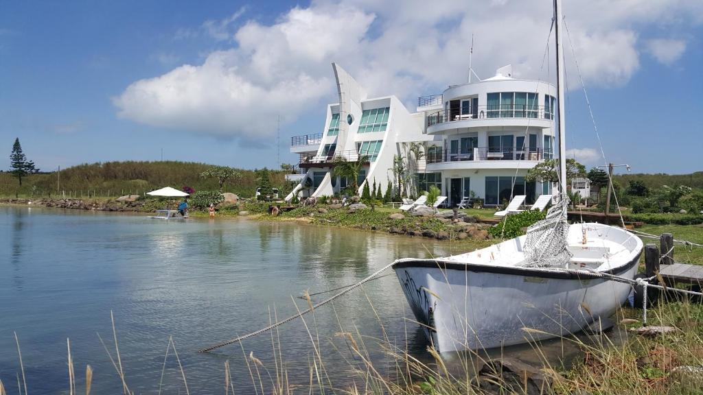 白沙乡澎湖候鳥潮間帶民宿的一艘船停靠在一座大建筑前面