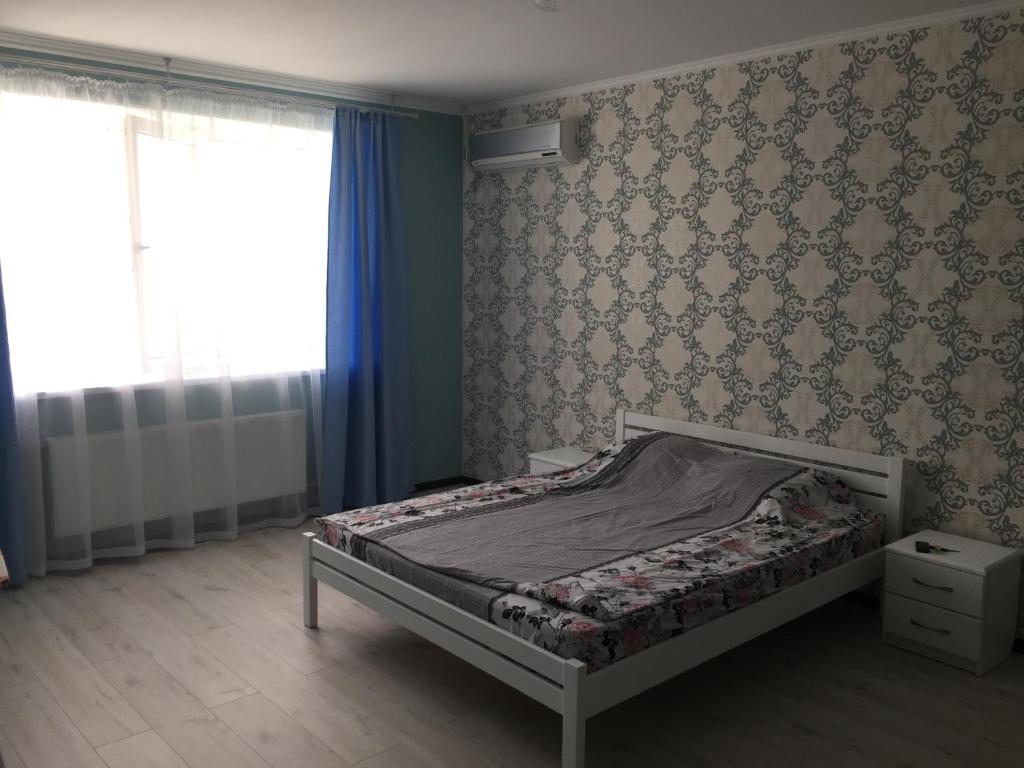 切尔诺莫斯克Apartment on Parkovaya的一间小卧室,配有床和窗户