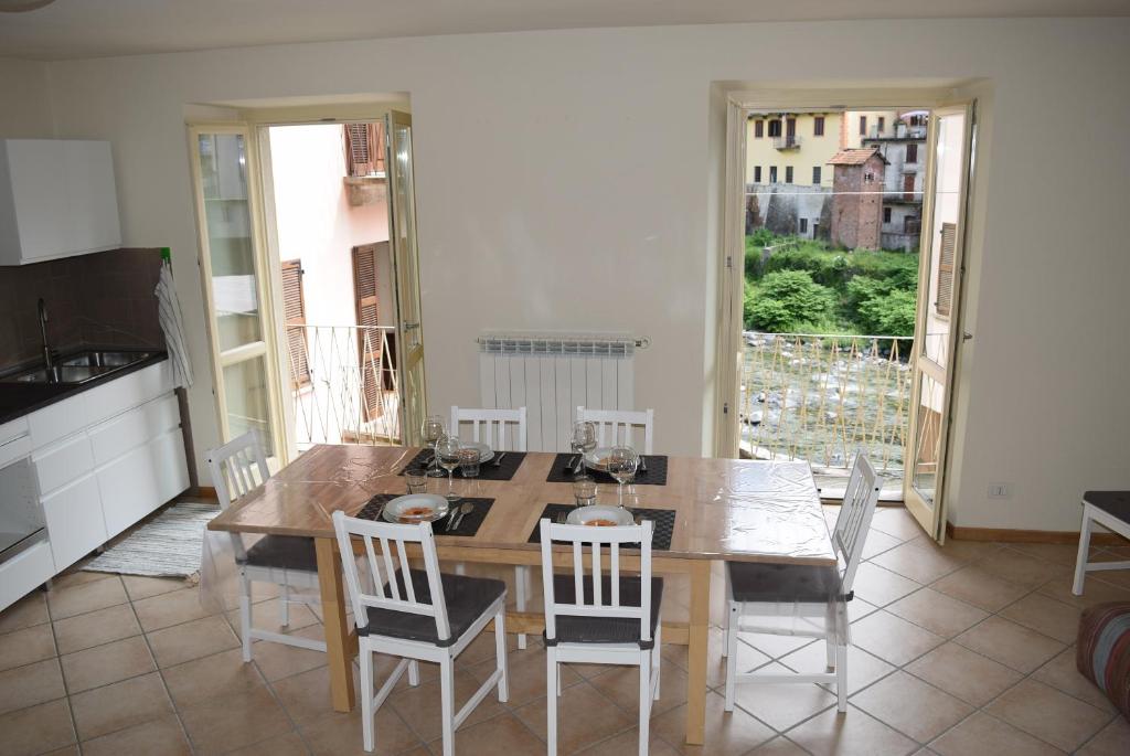 瓦拉洛residenza la roggia的厨房配有餐桌和椅子
