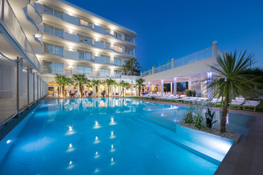 卡奥莱AQA酒店的夜间在酒店前的游泳池
