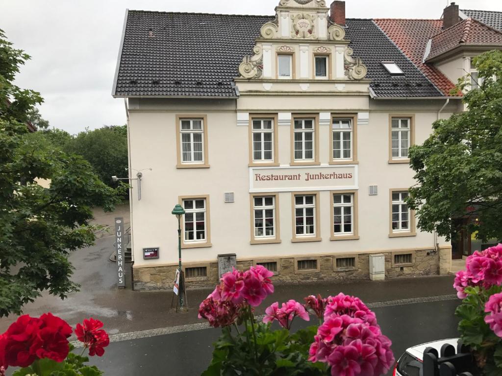 巴特萨尔茨乌夫伦尤克豪斯酒店的前面有粉红色花的建筑