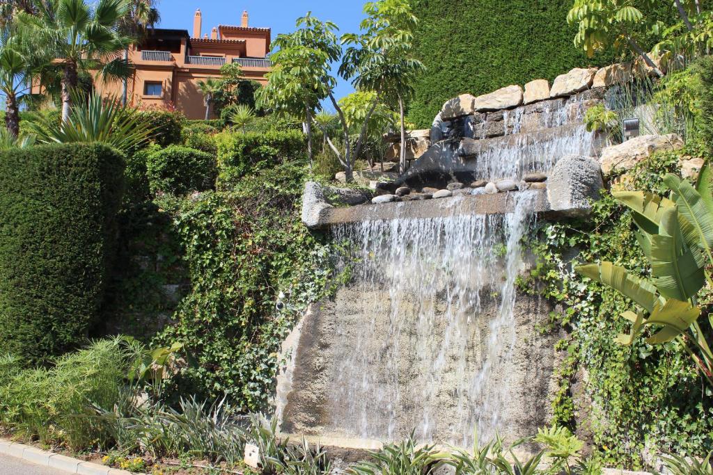 EsteponaBenatalaya Estepona的挡墙边的瀑布