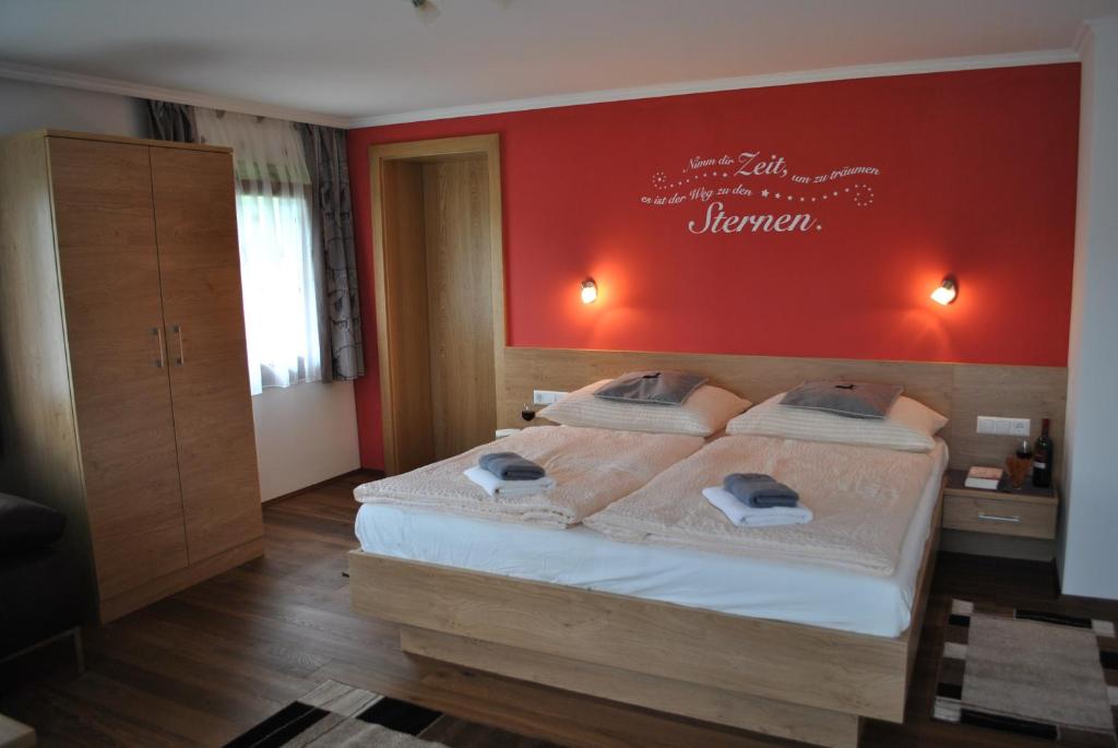 玛丽亚普法尔噶斯特豪斯旅馆的一间卧室设有一张红色墙壁的大床
