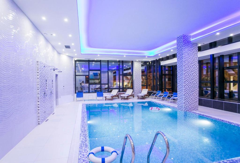 乌尔齐尼Aparthotel & Spa KASMI的在酒店房间的一个大型游泳池