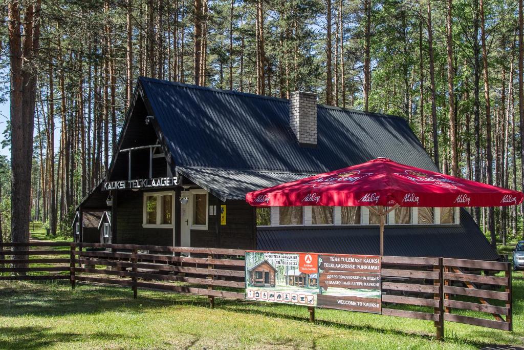 考克西Kauksi Campsite的前面有红伞的房子