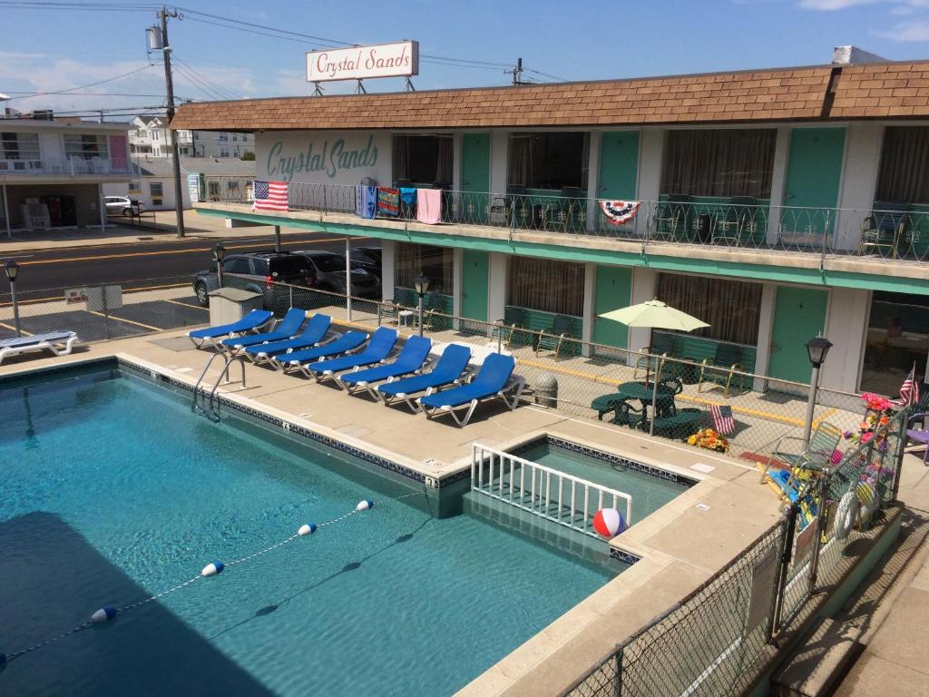 怀尔德伍德Crystal Sands Motel的酒店前的游泳池