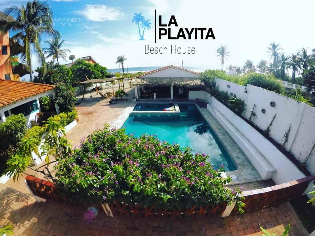 埃斯孔迪多港La Playita Beach House的la playa海滩别墅享有泳池景致