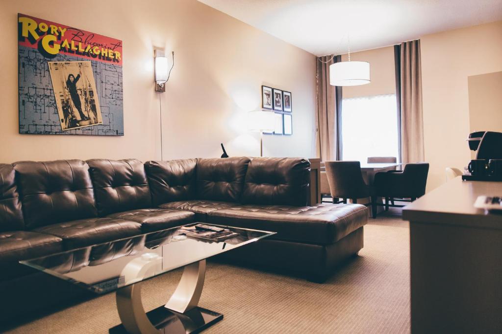 圣约翰斯JAG精品酒店的客厅配有真皮沙发和桌子