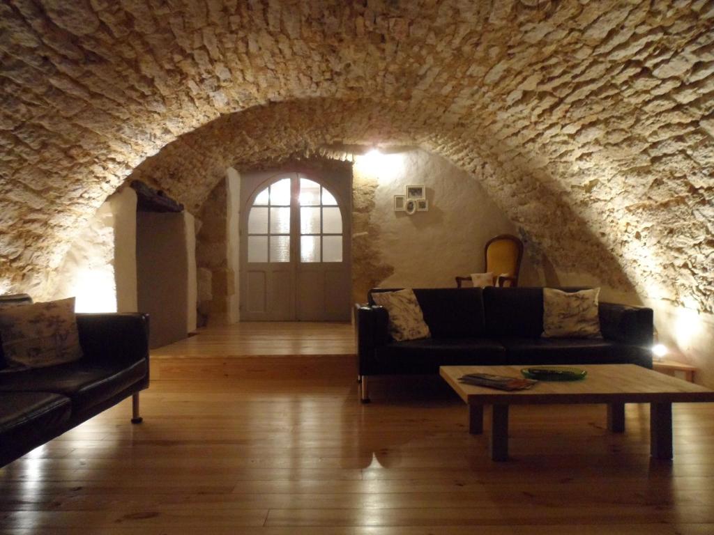 CarluxLa Cave的客厅配有两张沙发和一张桌子