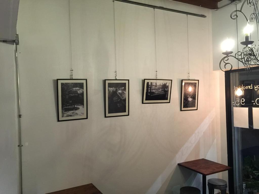 曼谷42号旅馆的墙上有四幅画框