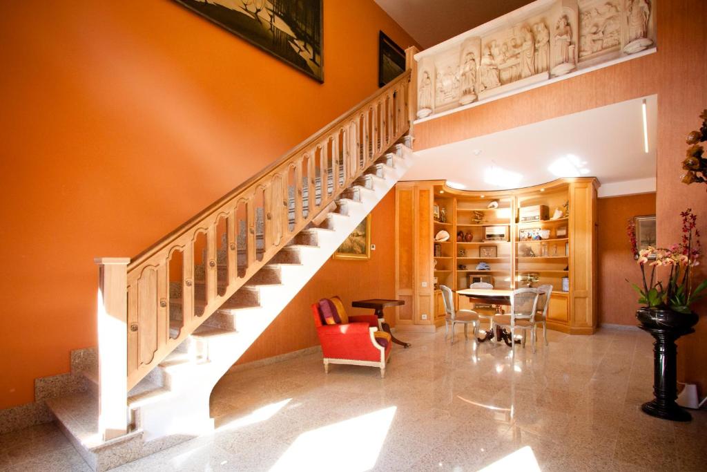 Herzele赫泽勒香格里拉住宿加早餐旅馆的橘色墙壁之家的楼梯