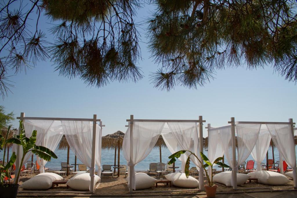 古厄庇道鲁斯Hotel Hellas的海滩上一排白色的帐篷