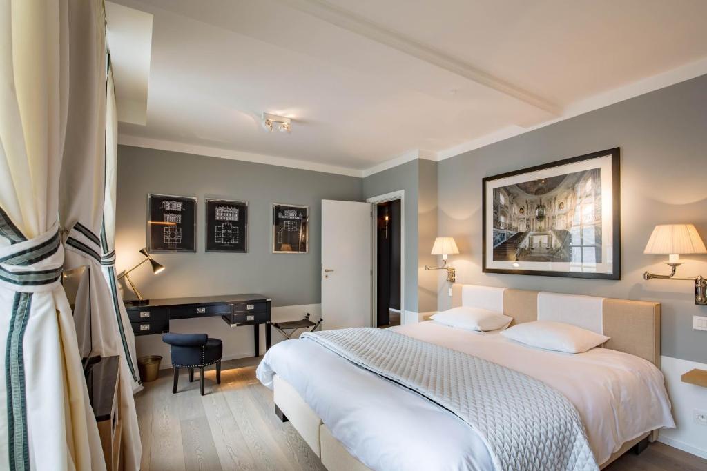 列日Faubourg Saint Martin的配有一张床和一张书桌的酒店客房