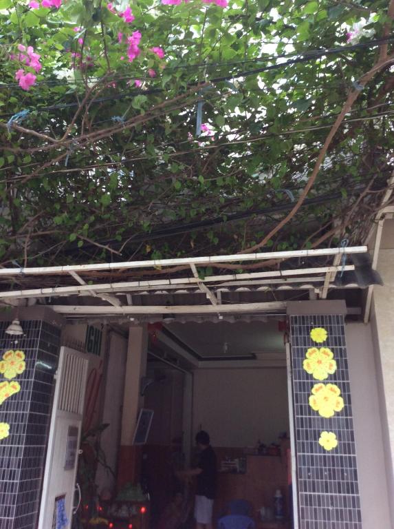 潘郎Nhu Y Guesthouse的一座鲜花盛开的房子的前廊