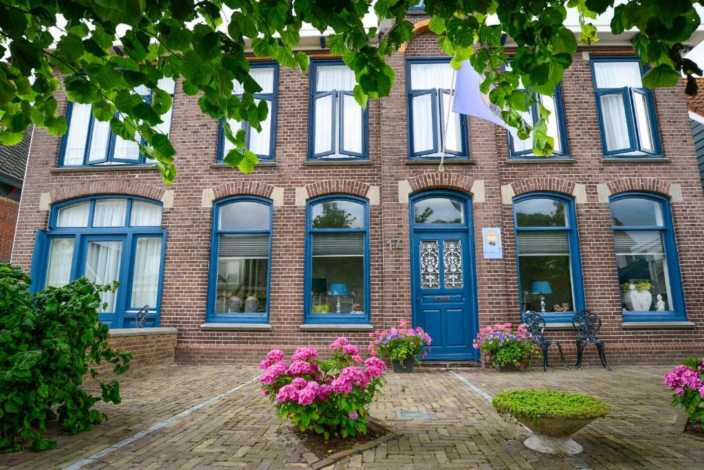 德科克斯多普De Moerbei的拥有蓝色门窗的砖砌建筑