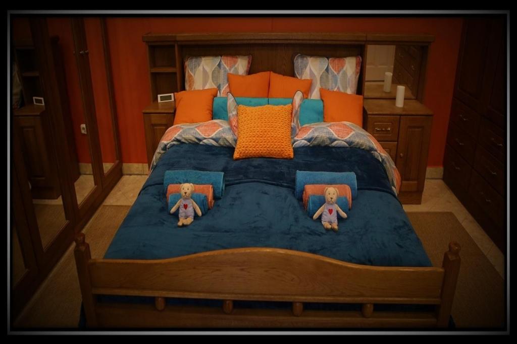 凯奇凯梅特HAPPY COLOURS in Old Town的一间卧室配有一张床,上面有两个娃娃