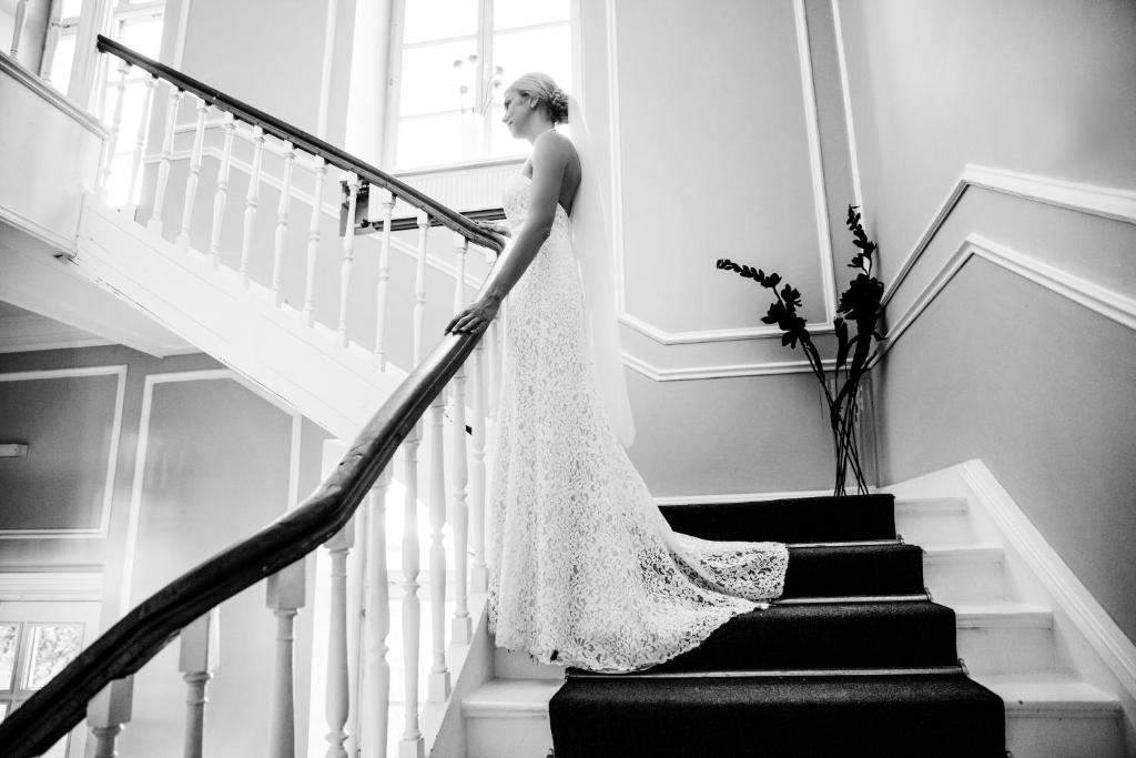 莱茵河畔林茨布奇纳克酒店的穿着婚礼礼服走下楼梯的一名新娘