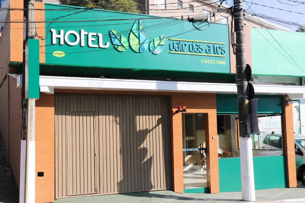 恩布Hotel Vale das Artes的大楼前的酒店标志