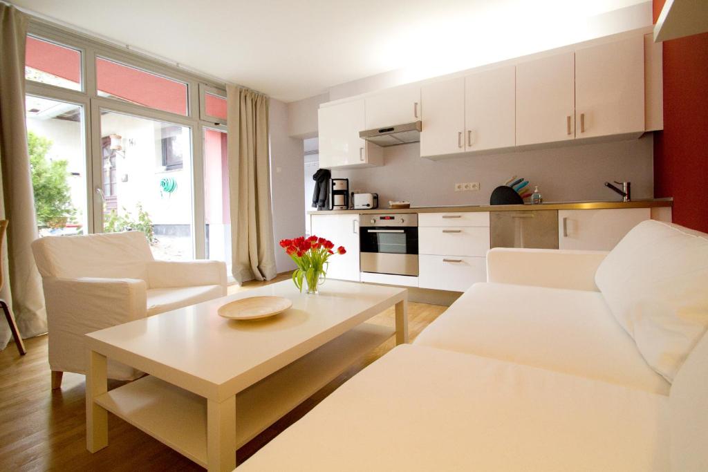 阿伦斯霍普Ferienwohnungen Auszeit und Freizeit的客厅配有白色家具和桌子