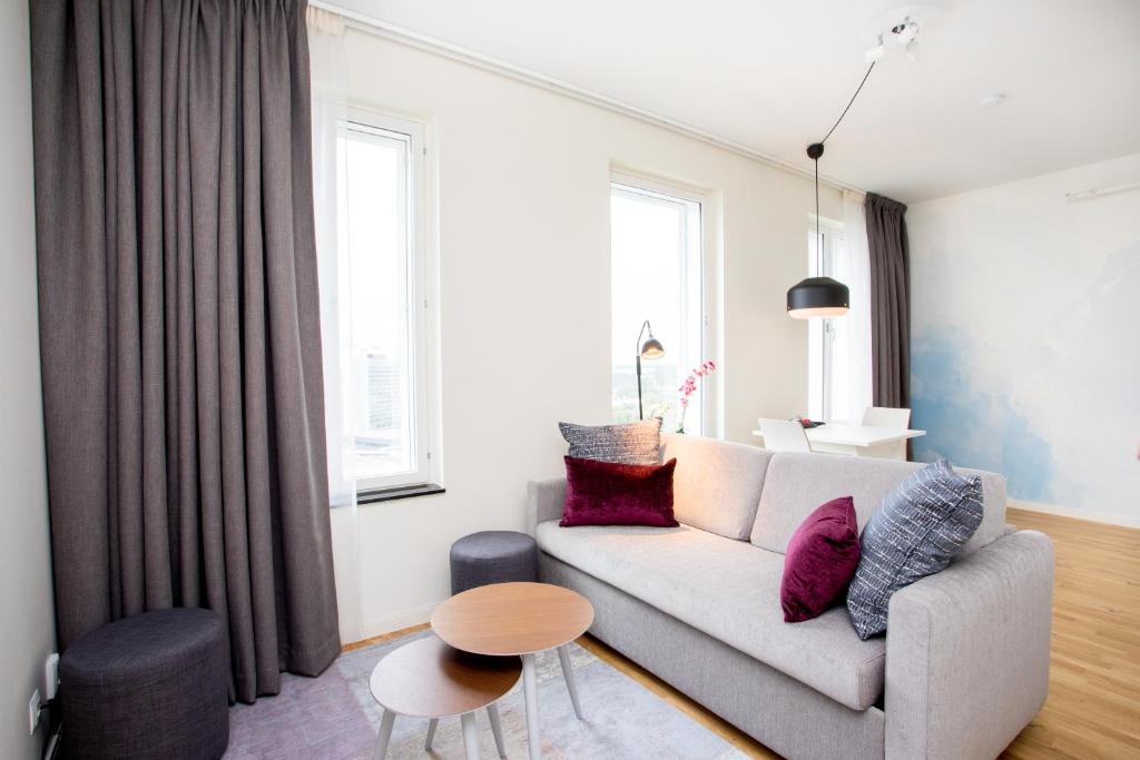 斯德哥尔摩ApartDirect Älvsjö的客厅配有沙发和桌子