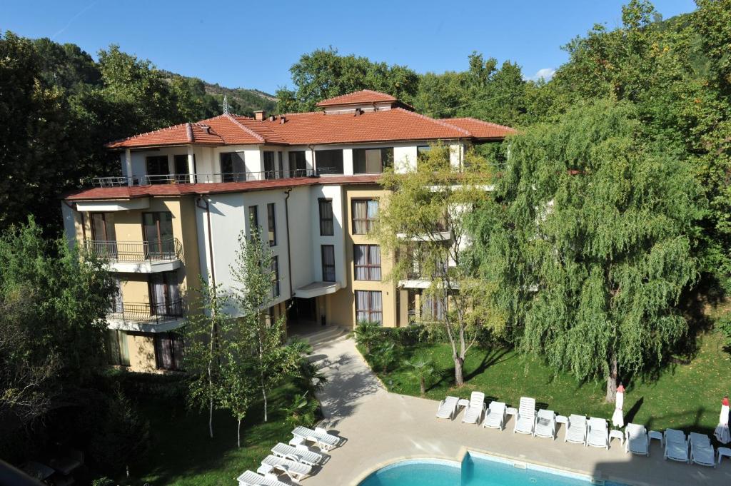 桑丹斯基Family Hotel Edia-Sandanski的一座带游泳池和度假村的建筑