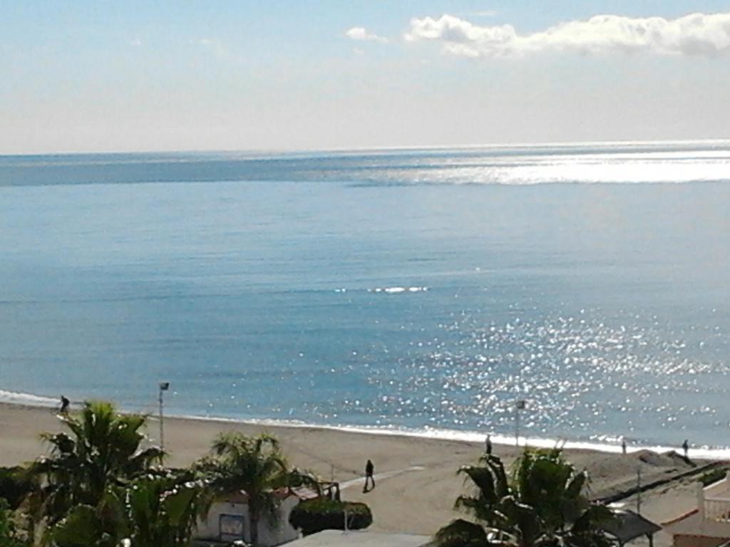 马拉加Mare Nostrum Beach Vistas al Mar Terraza Fibra Optica, , Aparcamiento的享有海滩和大海的景色。