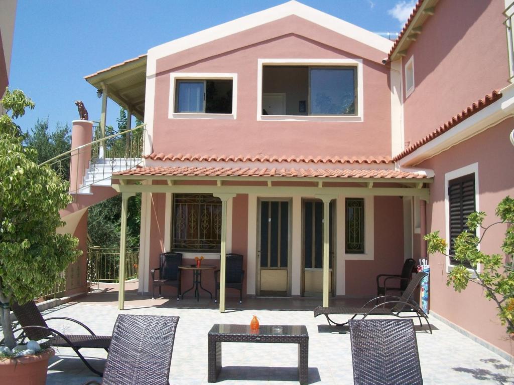 劳德哈塔雷蒙娜酒店的粉红色的房子,配有椅子和桌子