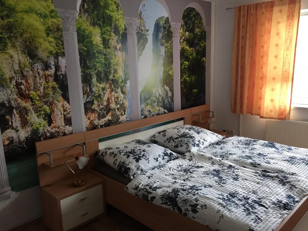 施特雷利茨Ferienwohnung Neustrelitz的一间卧室配有一张带两个枕头的床