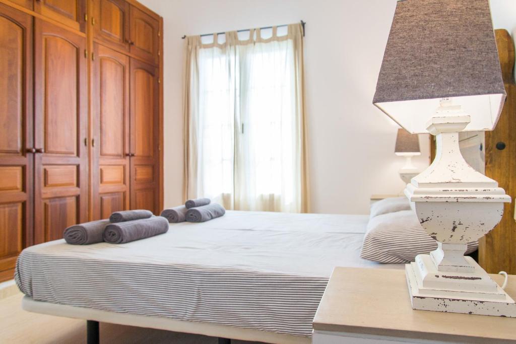 科拉雷侯Villa Veronica的一间卧室配有一张床和一张带台灯的桌子