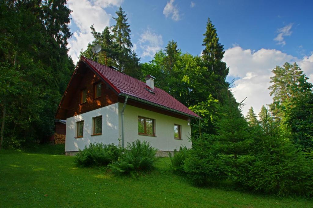 Spišské TomášovceChata Pohoda Slovenský Raj Čingov的一间白色的小房子,有红色的屋顶