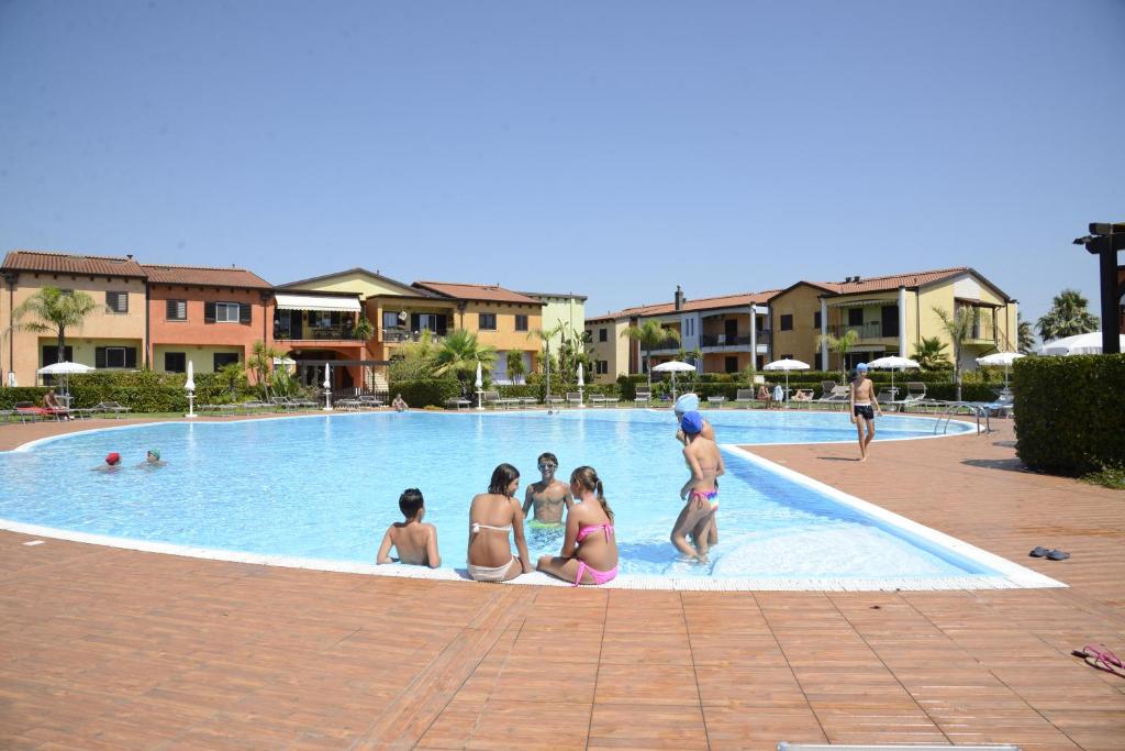波利科罗I Giardini Elisei的一群人在度假村的游泳池里