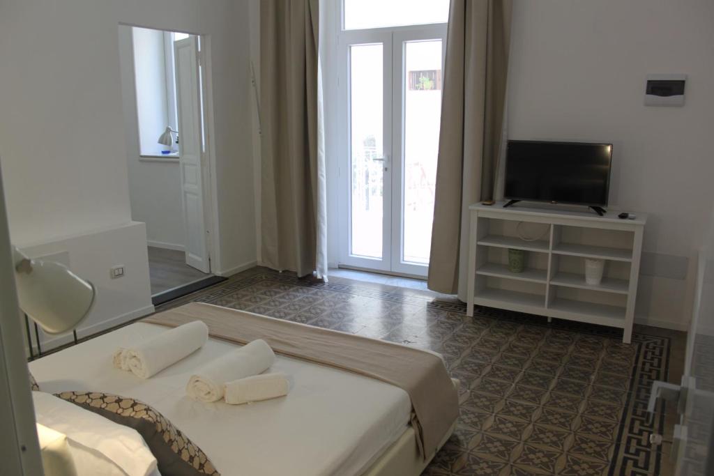 锡拉库扎Dimora di Eracle的酒店客房,配有床和电视