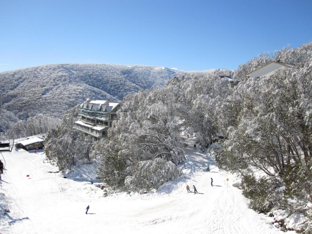 福尔斯克里克福尔斯克里特乡村俱乐部酒店的一群人沿着雪覆盖的山滑雪