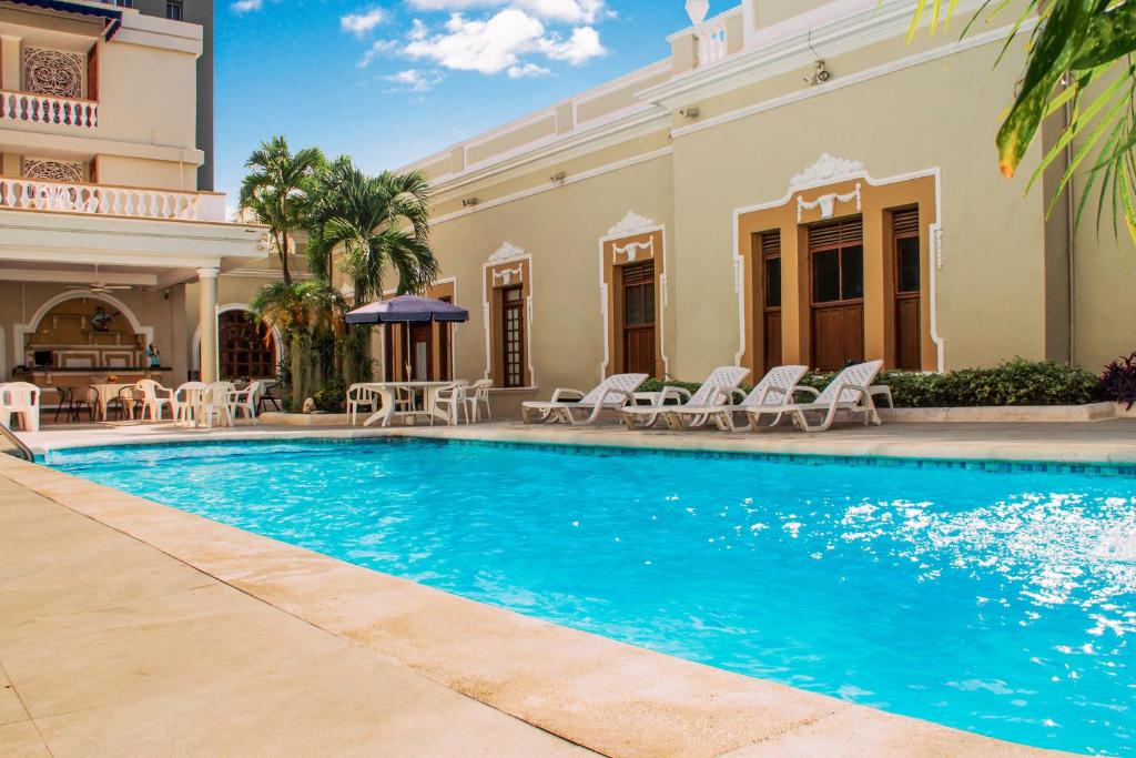 巴兰基亚Hotel Majestic的房屋前的游泳池
