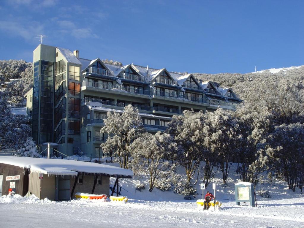 福尔斯克里克福尔斯克里特乡村俱乐部酒店的前方大雪楼