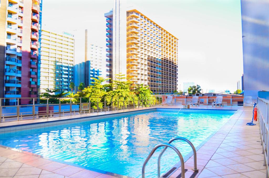 巴西利亚ABC公寓式酒店的一座位于高楼城市的游泳池