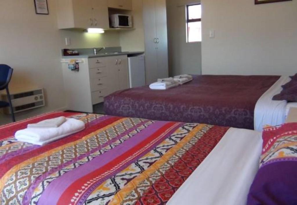 基督城AAA北岛汽车旅馆的酒店客房带两张床和厨房