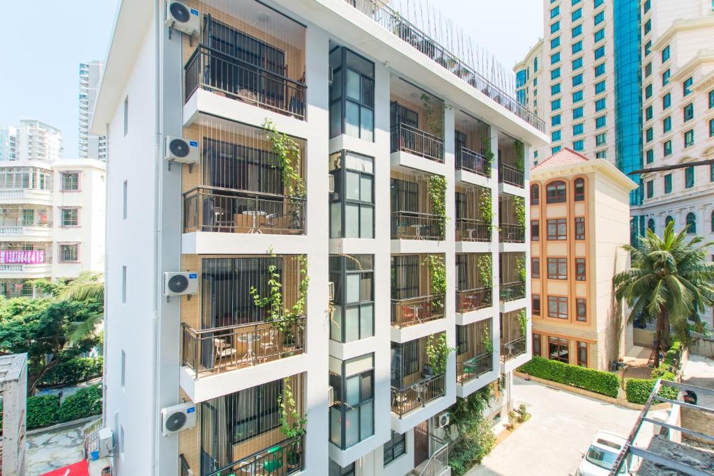 三亚三亚百香果特色主题客栈的公寓大楼的阳台种植了植物