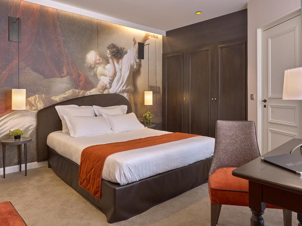 南希Hotel De Guise Nancy Vieille Ville的一间卧室配有一张壁画床