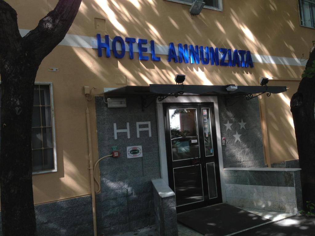 马萨阿农齐亚塔酒店的大楼一侧带有标志的酒店入口