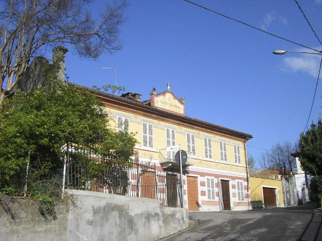 PortacomaroAntica Casa Nebiolo的街道上一座白色的大建筑,设有围栏