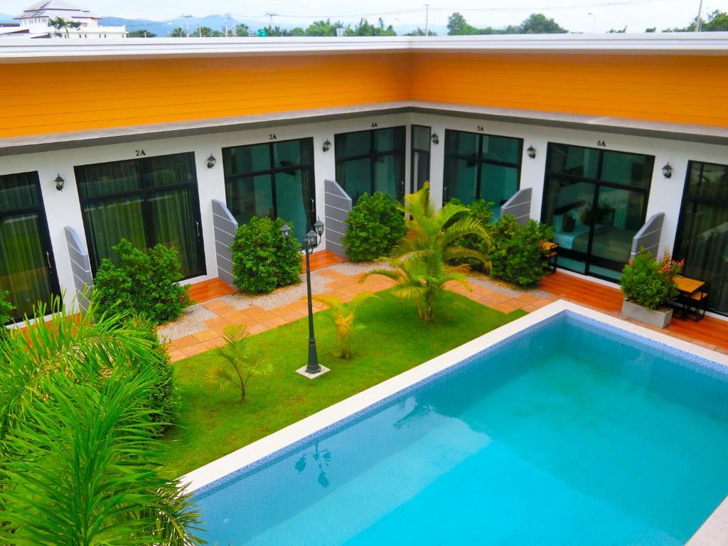 美索萨发度假酒店的一座房子前面设有游泳池