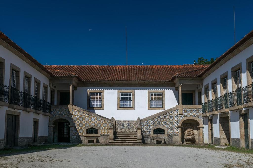 阿马兰特Casa de Pascoaes Historical House的前方有楼梯的建筑的庭院