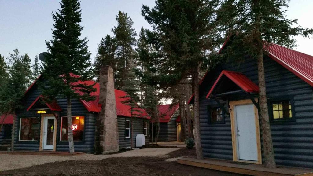 西黄石黄石小屋及房车露营地的蓝色房子,有红色屋顶和树木