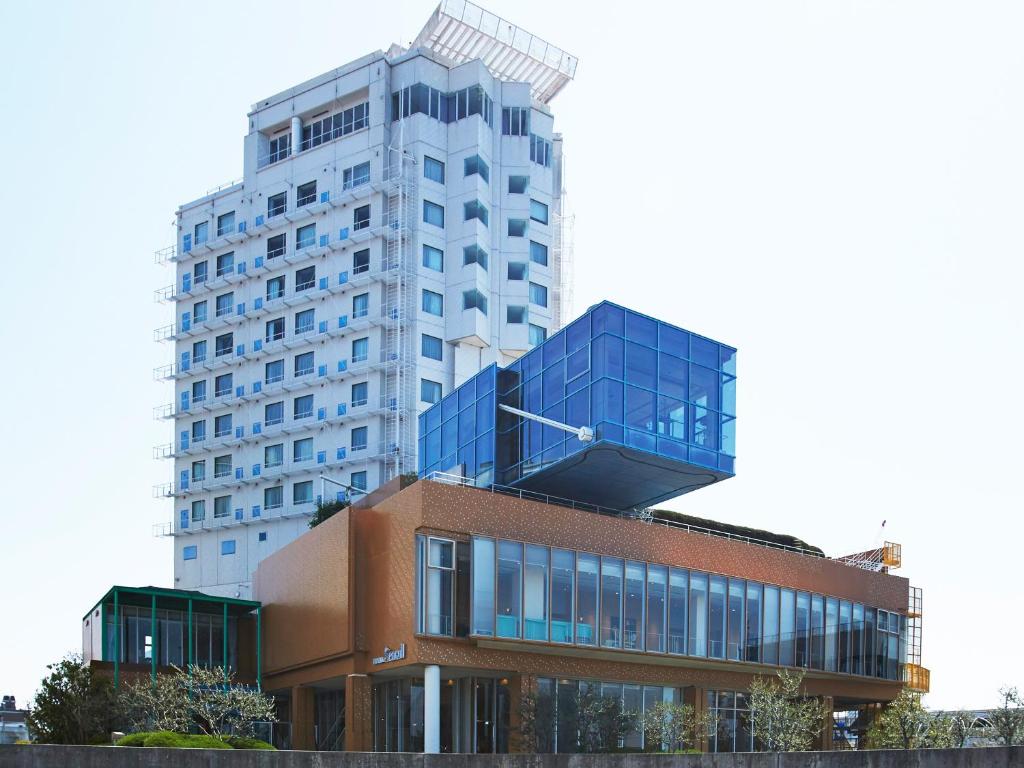 大阪大阪海鸥天保山酒店的砖砌建筑后面的高楼