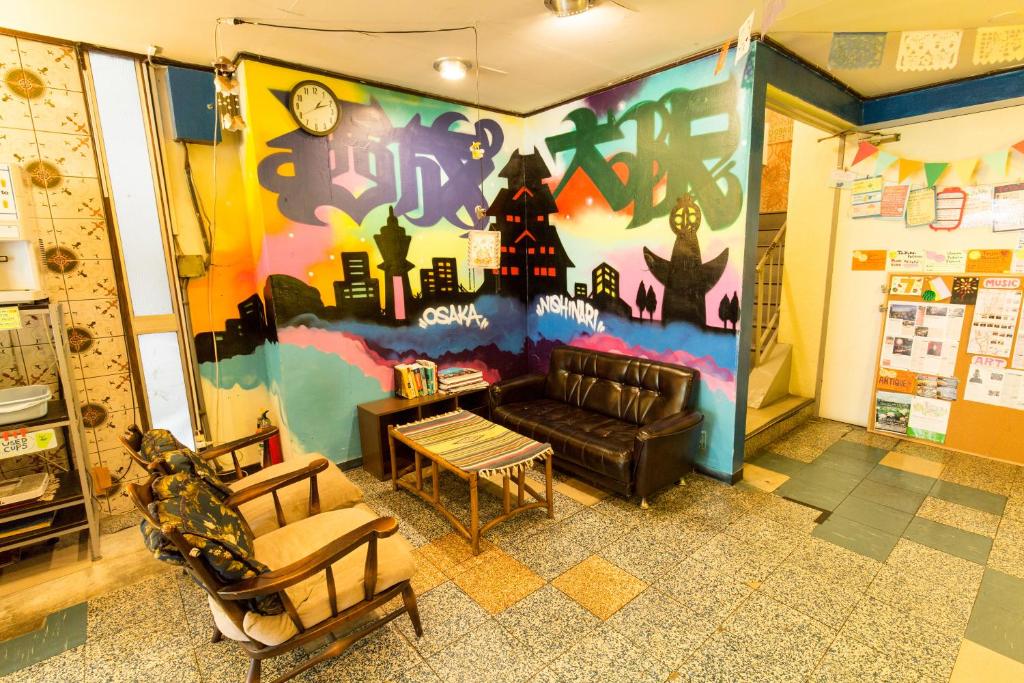 大阪东洋酒店的带沙发和多彩墙的客厅